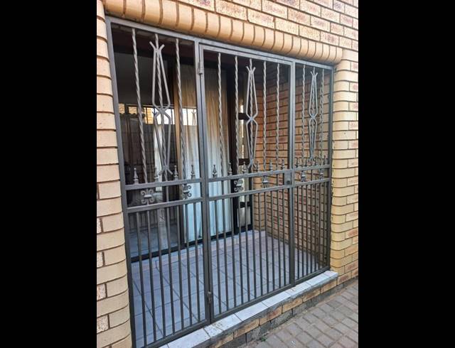3 BEDROOM HOUSE FOR SALE IN NALEDI EXT 2
